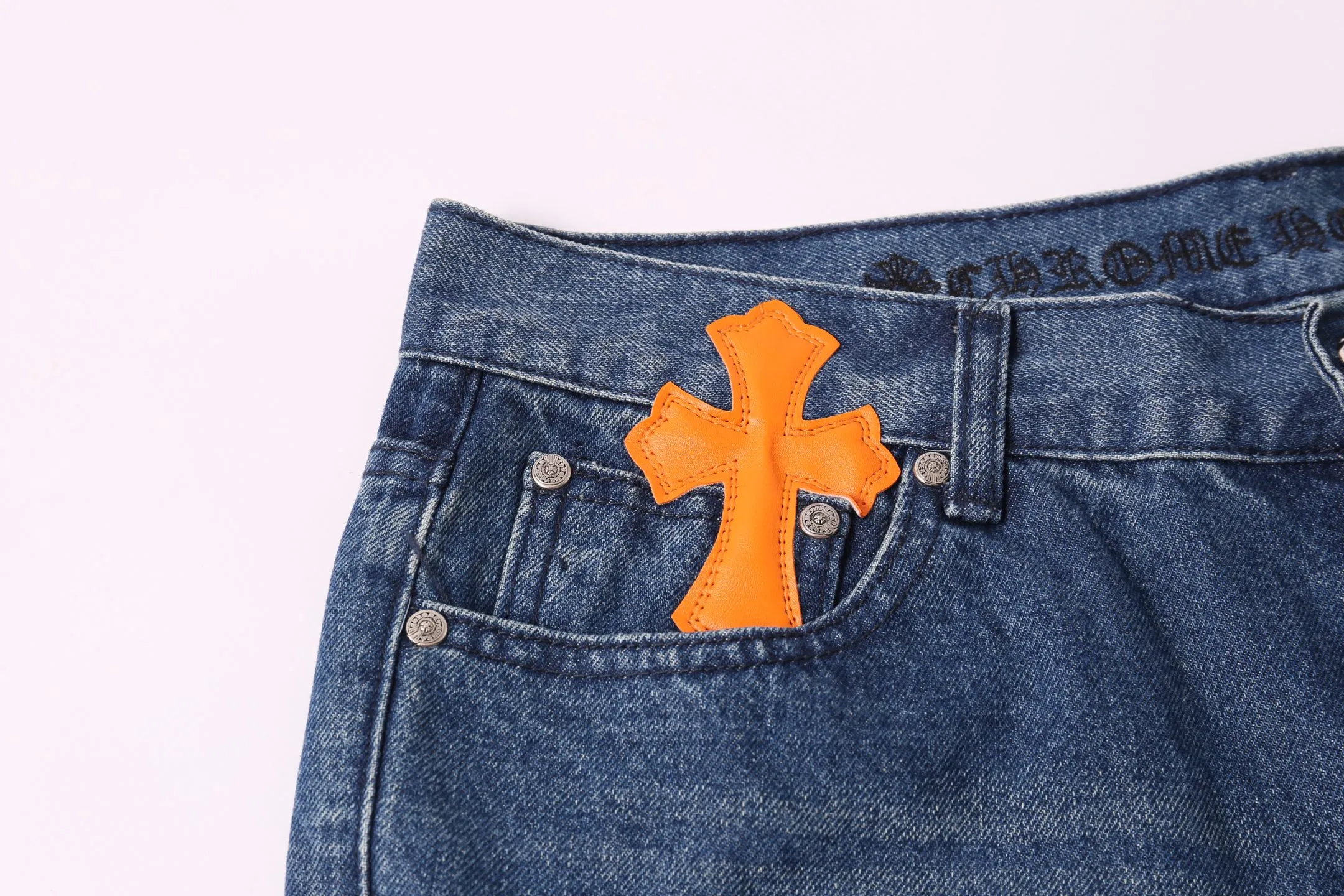 P260 Style No.: H880 Chrome Heart & Chrome Heart Blue Pants Orange Peel Metal Cross Patch Leather Jeans ChromeHearts# Design Jeans Invincible Texture Ceiling-Level Jeans Hard to Find at the Counter‼ ️ Cross patchwork leather jeans, top-notch heavy-duty washing process, calfskin laser-cut cross, distressed silver hardware, straight version to make the upper body slimmer, that lesbian style Color: blue Size: 28-30-32-34-36